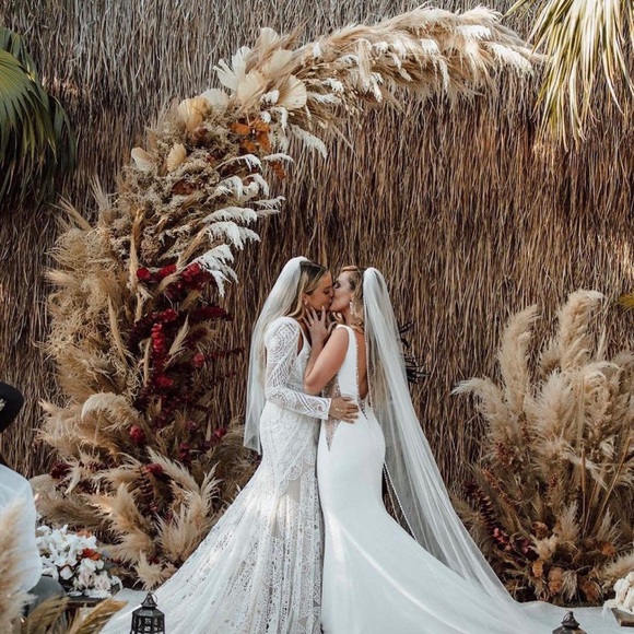 Rue de seine wedding gown. Never worn. Tags and in original box. Size 12 - Picture 4 of 10